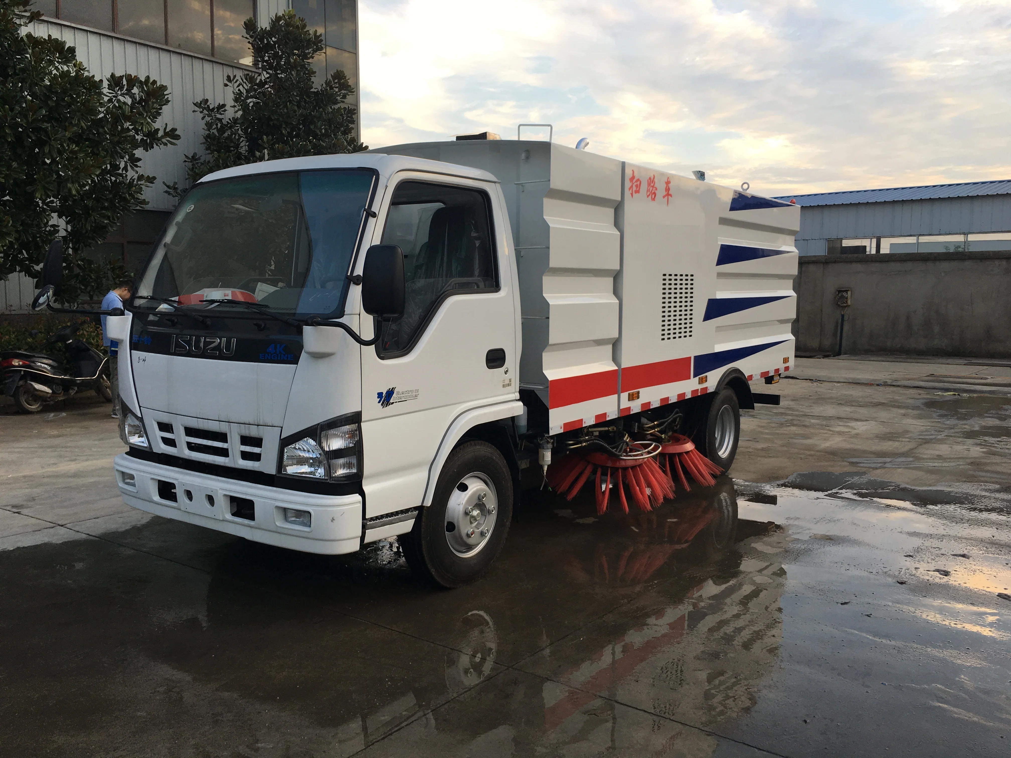 High performance Japan brand 6 wheel diesel street sweeping road sweeper truck for sale