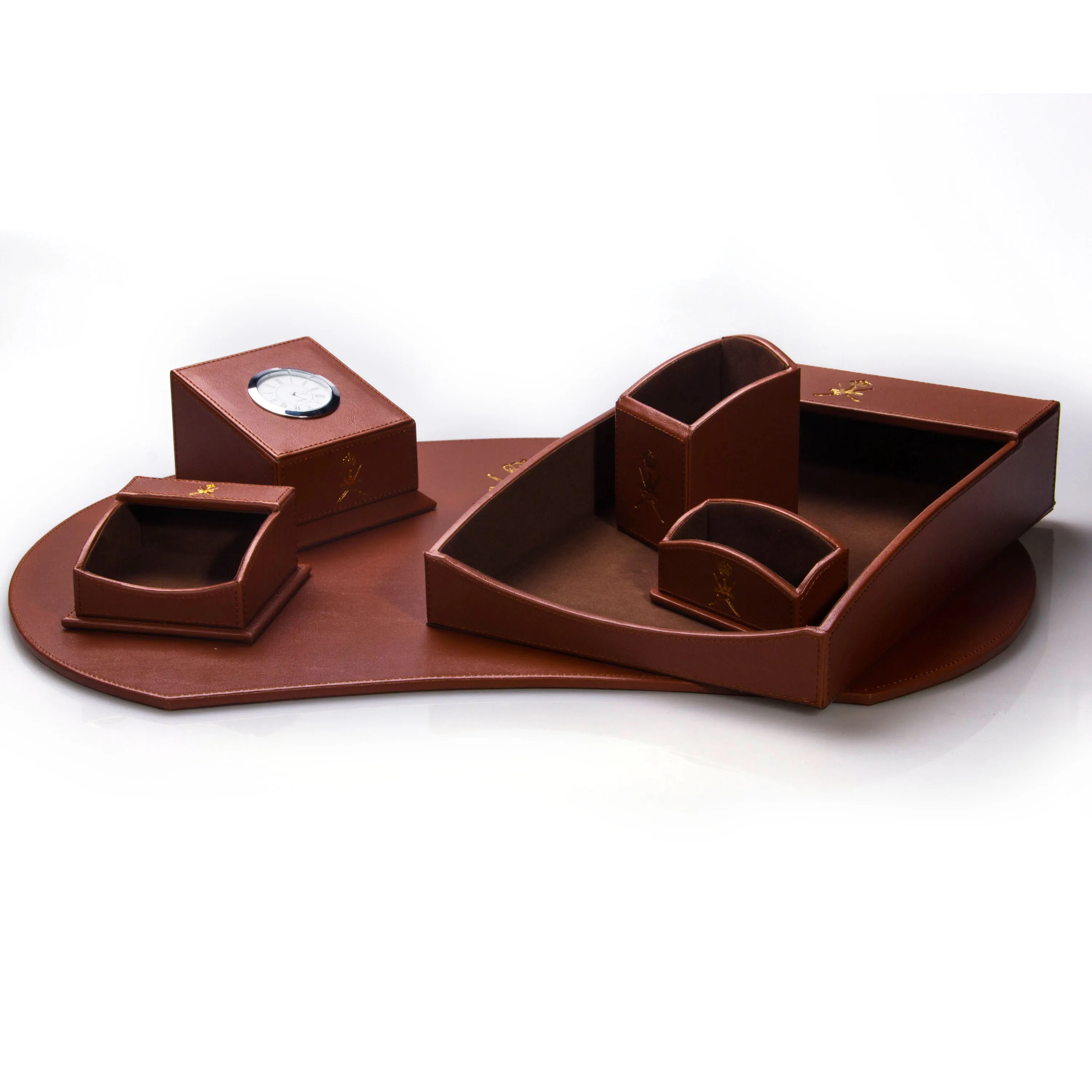 Набор аксессуаров для стола из коричневой искусственной