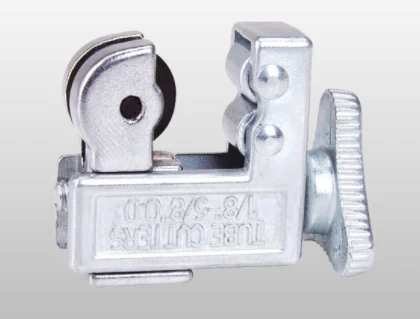 CT-206 Heavy-duty cutter, aluminum alloy body for 3/8 to 2-5/8 (10-66mm) with rollers for easy cutting