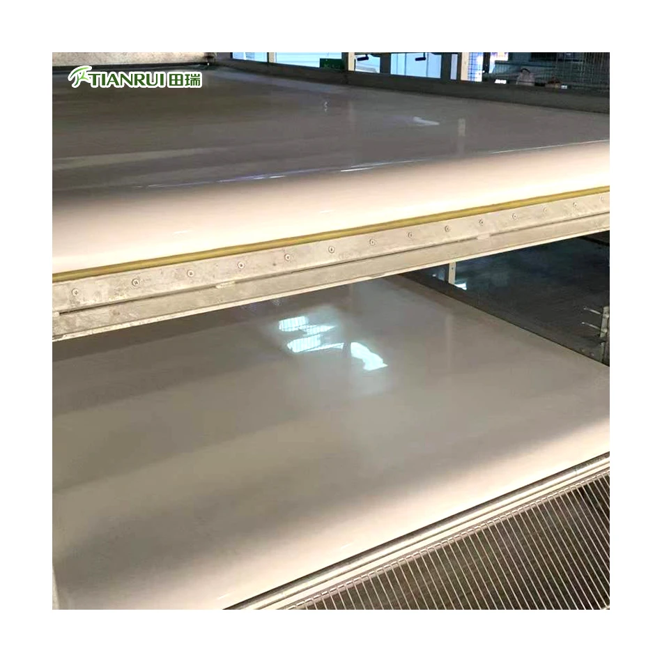 Многослойная клетка с системой очистки навоза ремня