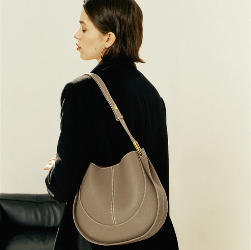2024 Latest poly shoulder waist phone pocket designer triangle shoulder bag female luxury bag dinner design 2024 strap