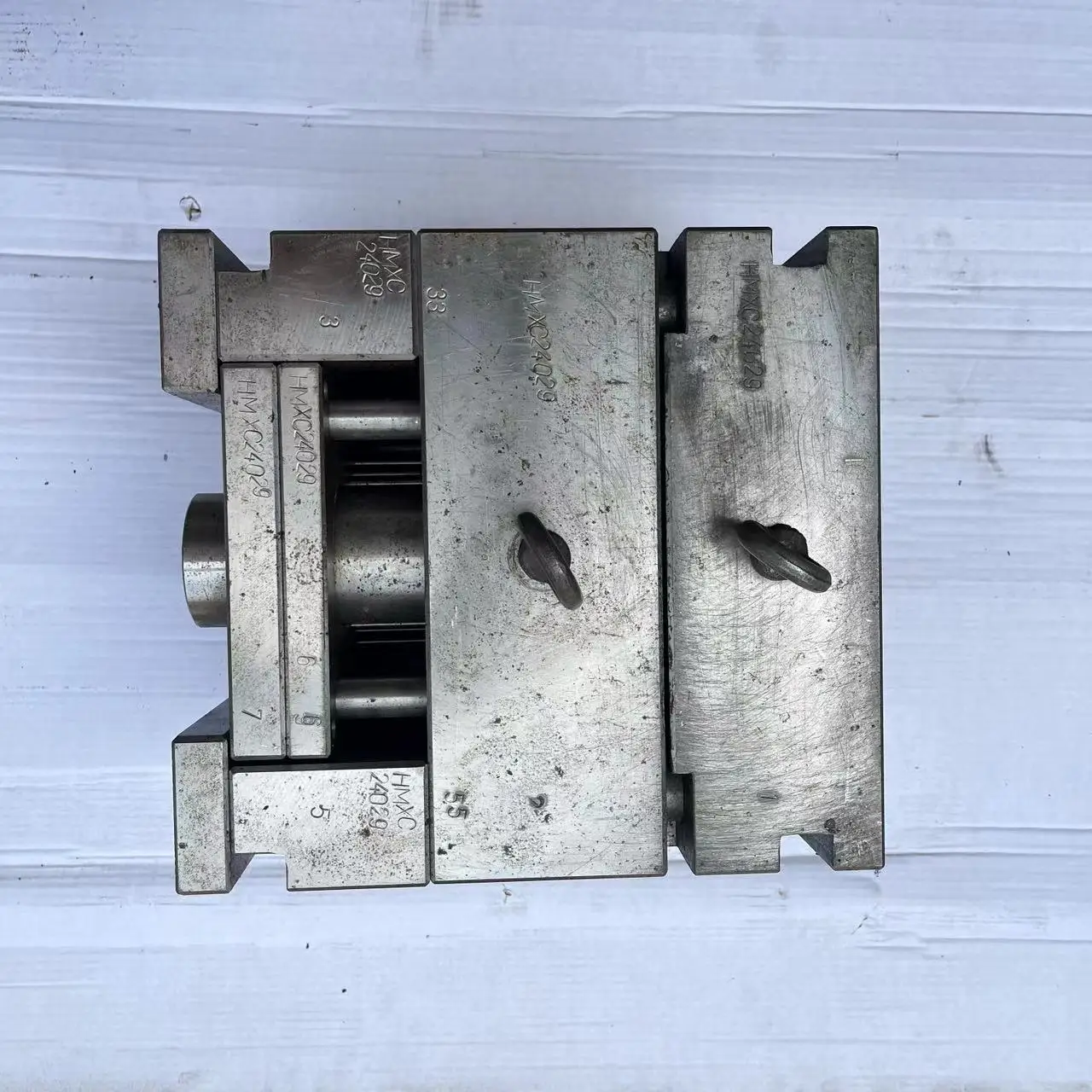 The internal mould material is 8402 or 8407 heat-treated zinc alloy or aluminium alloy die-casting mould.