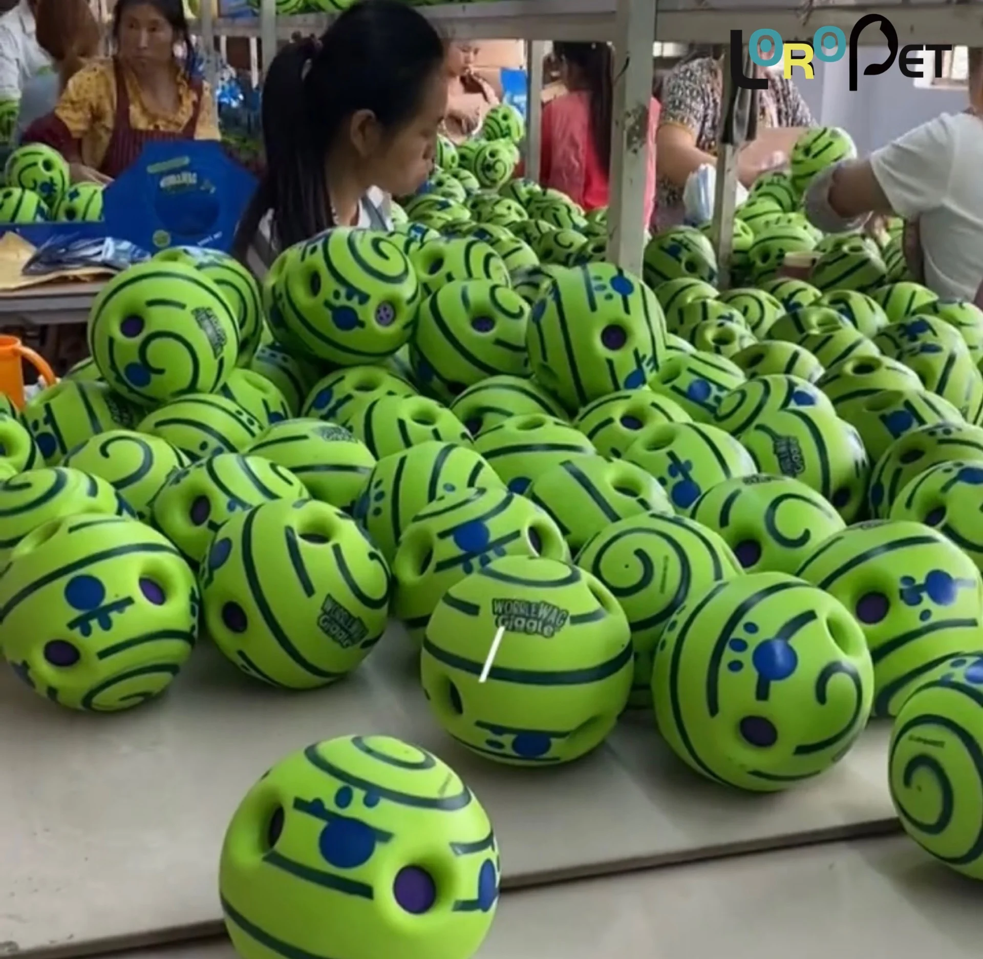 Pet supplies Manufacturer Durable Wobble Sound Dog Rolling Ball 8.8cm 10cm 14cm Toy wobble wag giggle ball interactive dog toy