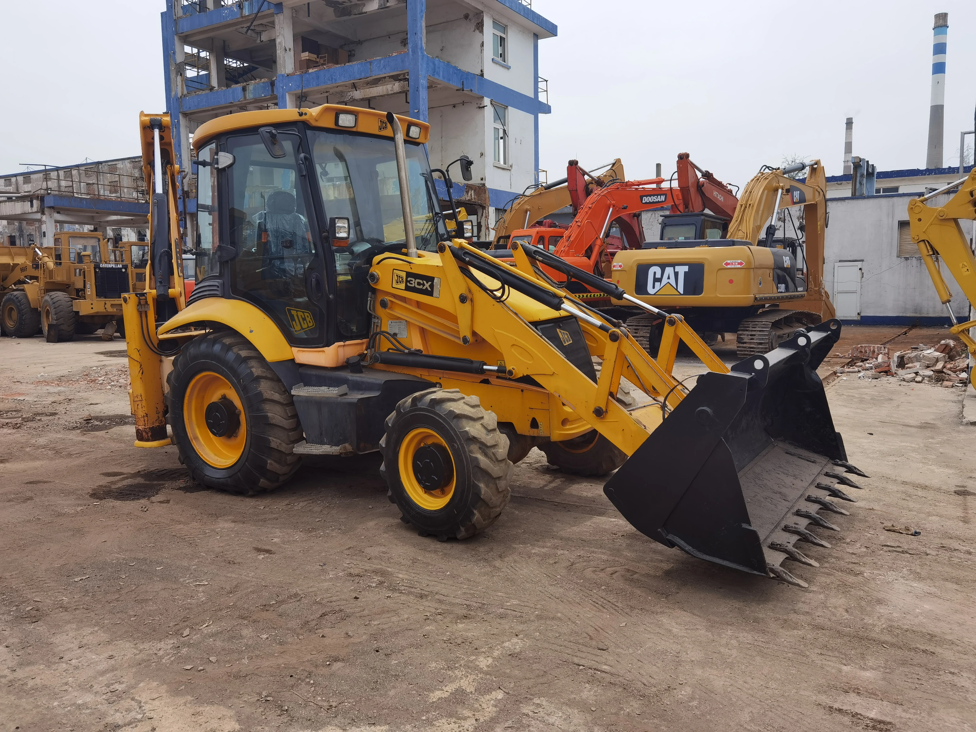 Running condition UK used JCB 3CX backhoe loader for sale in Shanghai site