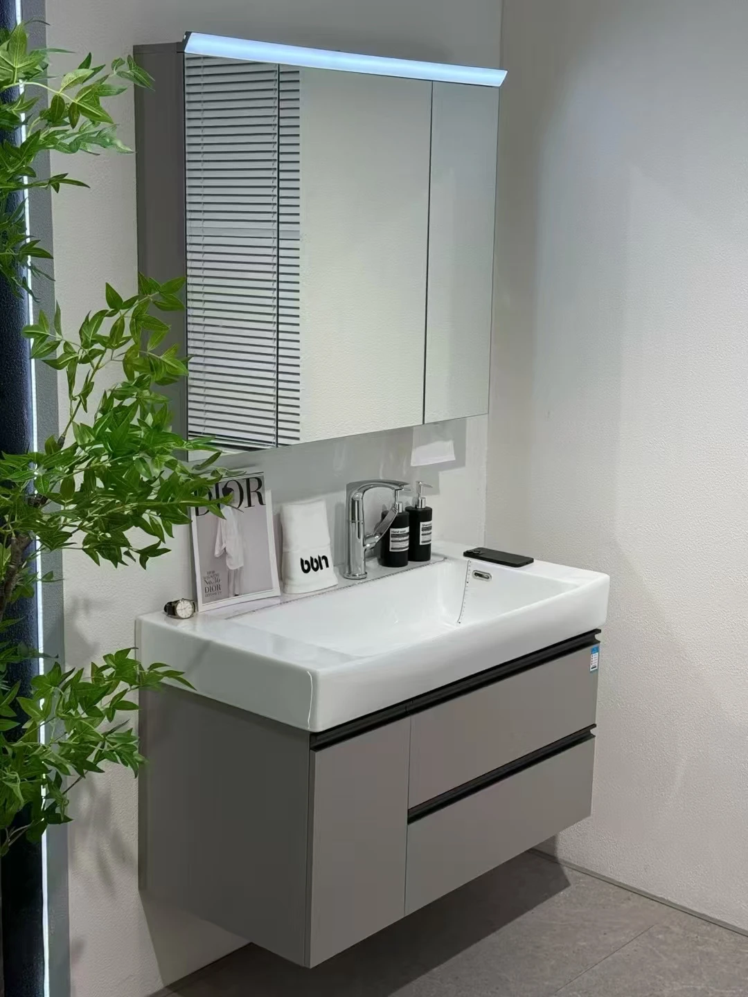 Luxury modern wall mounted bathroom vanity cabinet made of solid wood plywood, large water pool, ceramic basin countertop