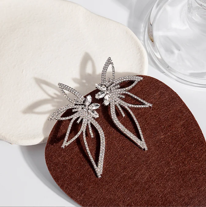 A136 New Sparkling Rhinestone Flower Drop Earrings for Women Dinner Party Wedding Accessories Fashion Luxury Jewelry