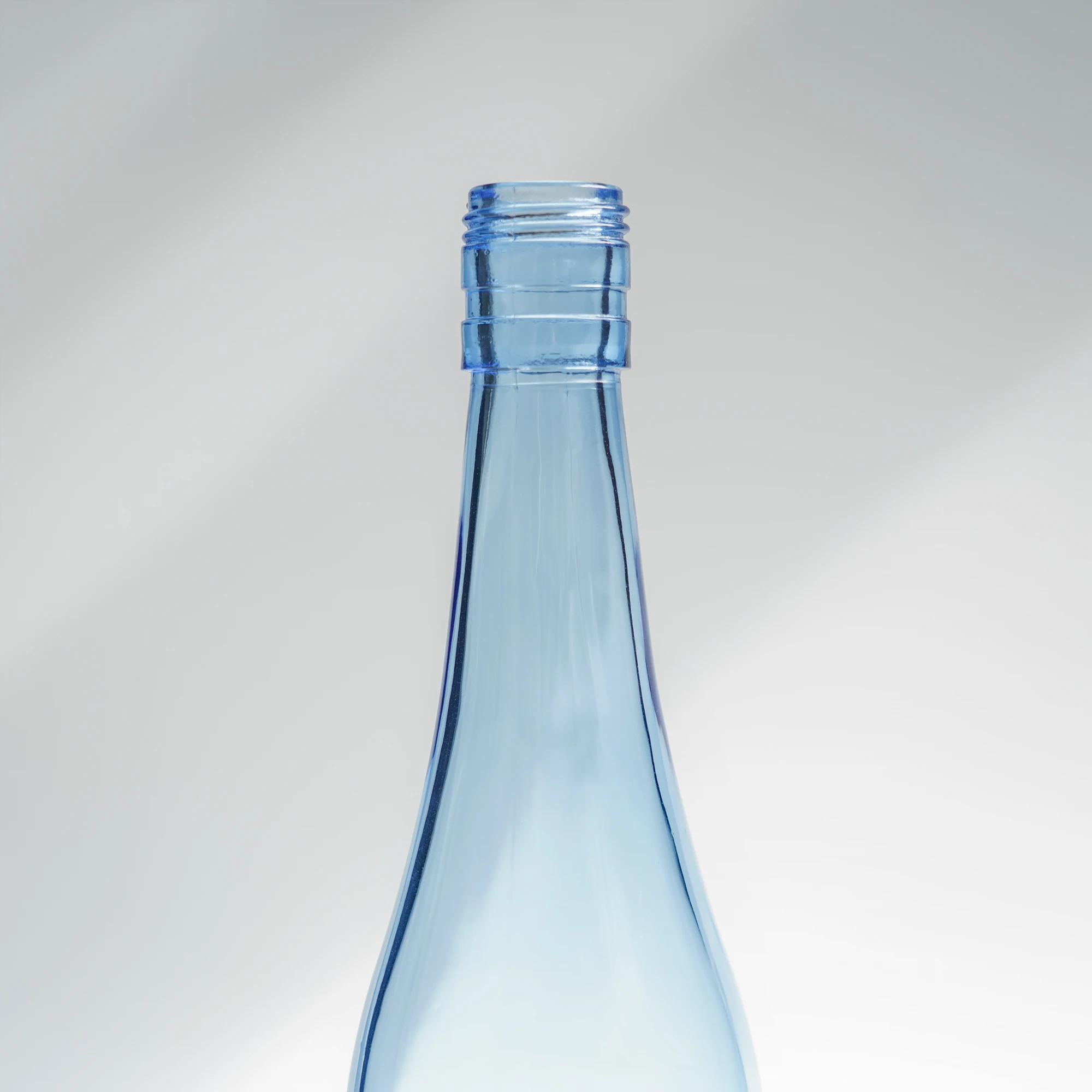700ml screw beverage vodka whisky jean drink brandy carbonated drink champagne transparent light blue glass bottle