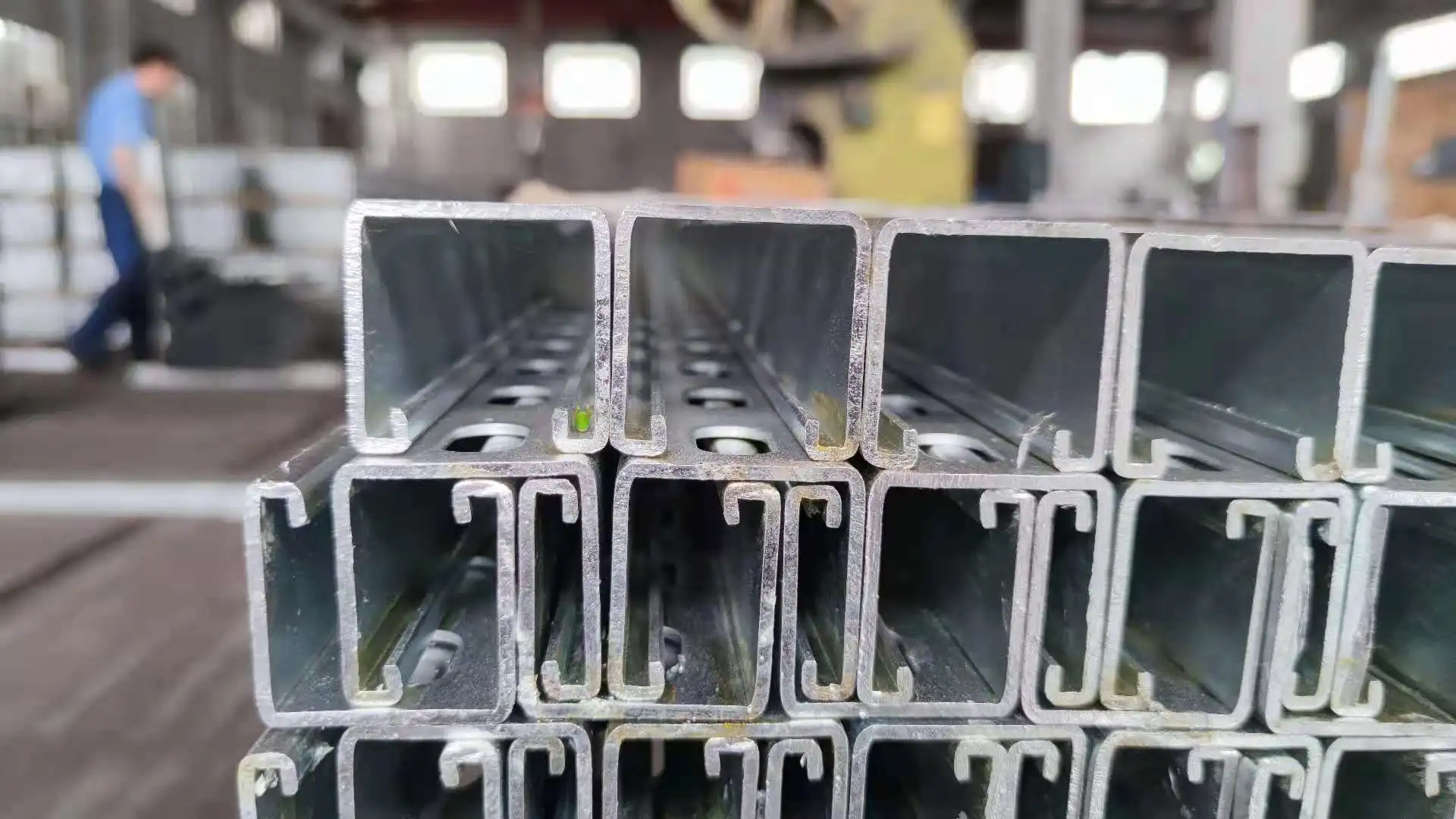 Канал из нержавеющей стали с прорезью Unistrut C