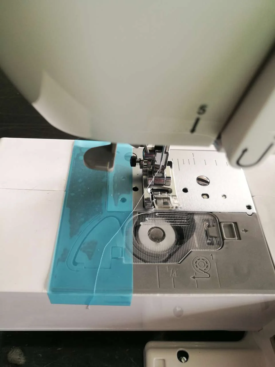 Бытовая швейная машина ZY1950N