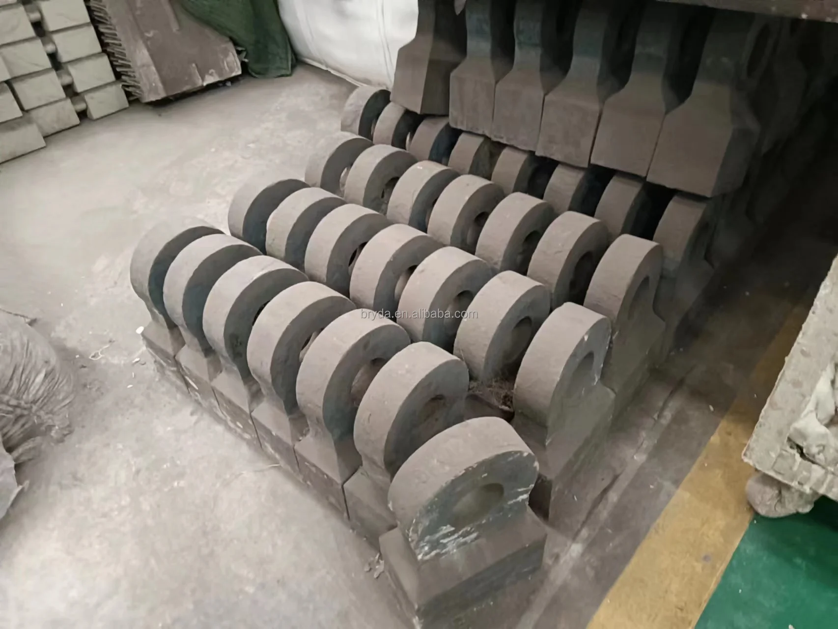 Alloy casting crusher parts crushing equipment hammer head wear-resistant