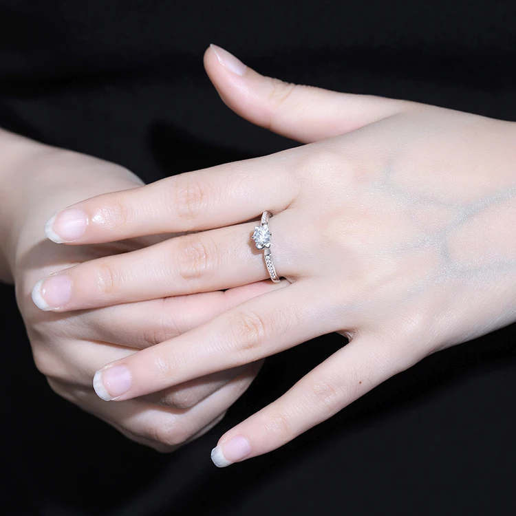 Кольцо с муассанитом 0 5 карат в форме цветка