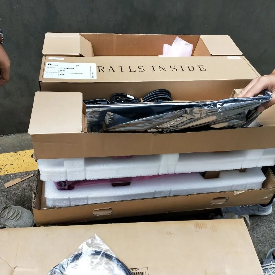 Brand new NetApp DS4246 StorageEnclore DAE include adjunct