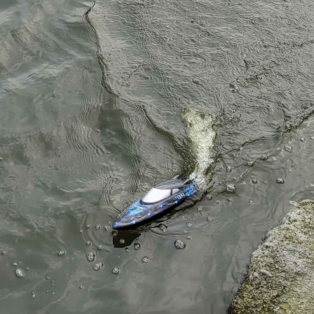 Flytec V006 RC Speed Boat High Speed Electric Boat Motor Cool Lighting Effect RGB Colorful 8-Shaped Route Driving Demo Mode