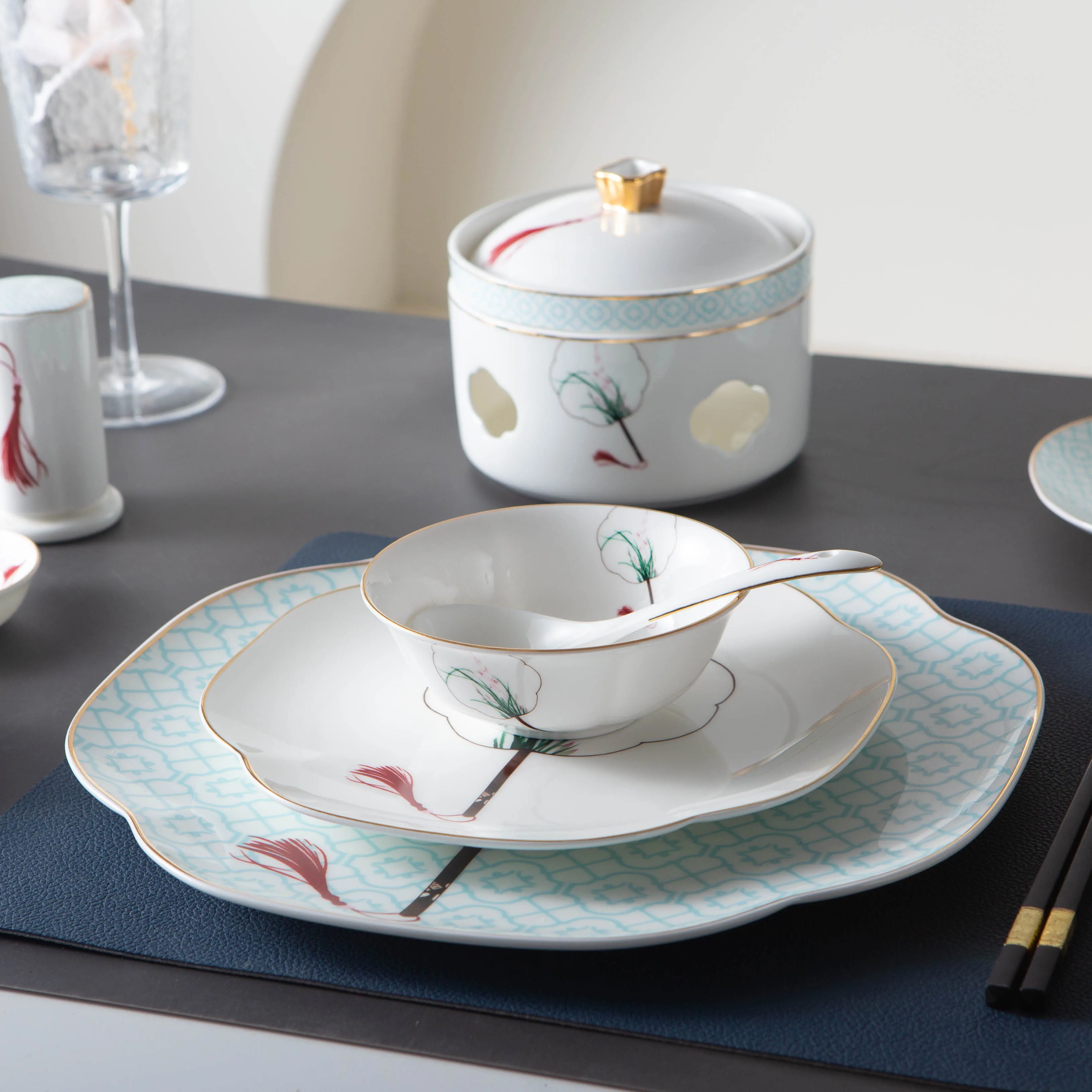 Wholesale western design porcelain dinnerware set Phnom Penh bulk wedding Bone China dinner plates sets