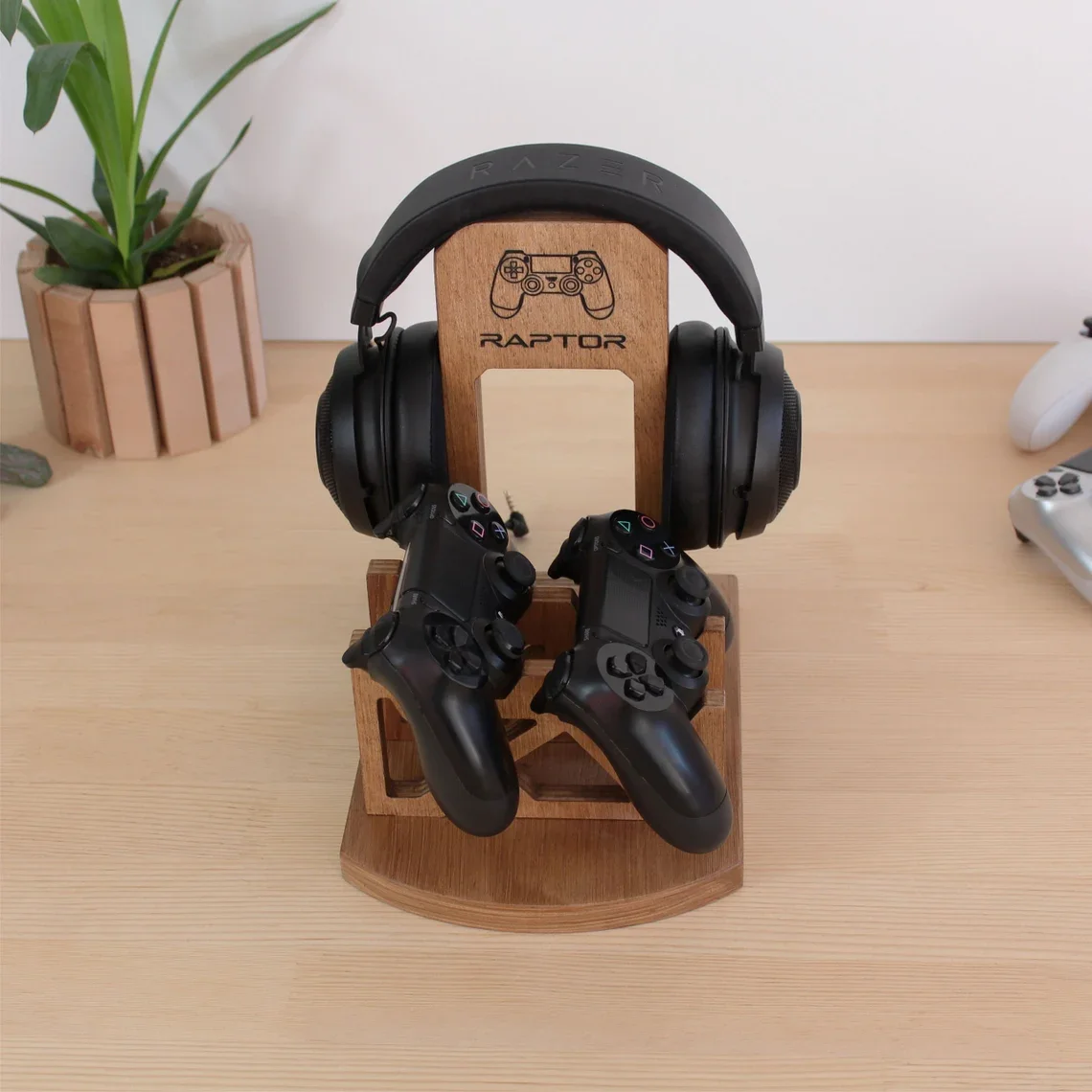 Персонализированная деревянная подставка для геймпада PS5 и Наушников Рождественский подарок парня с гравировкой наушников