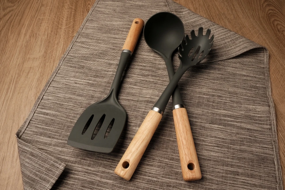 Wholesale Cooking Tools Non Stick Durable Nylon Kitchen Utensils Set 6pcs set with Wooden Handle