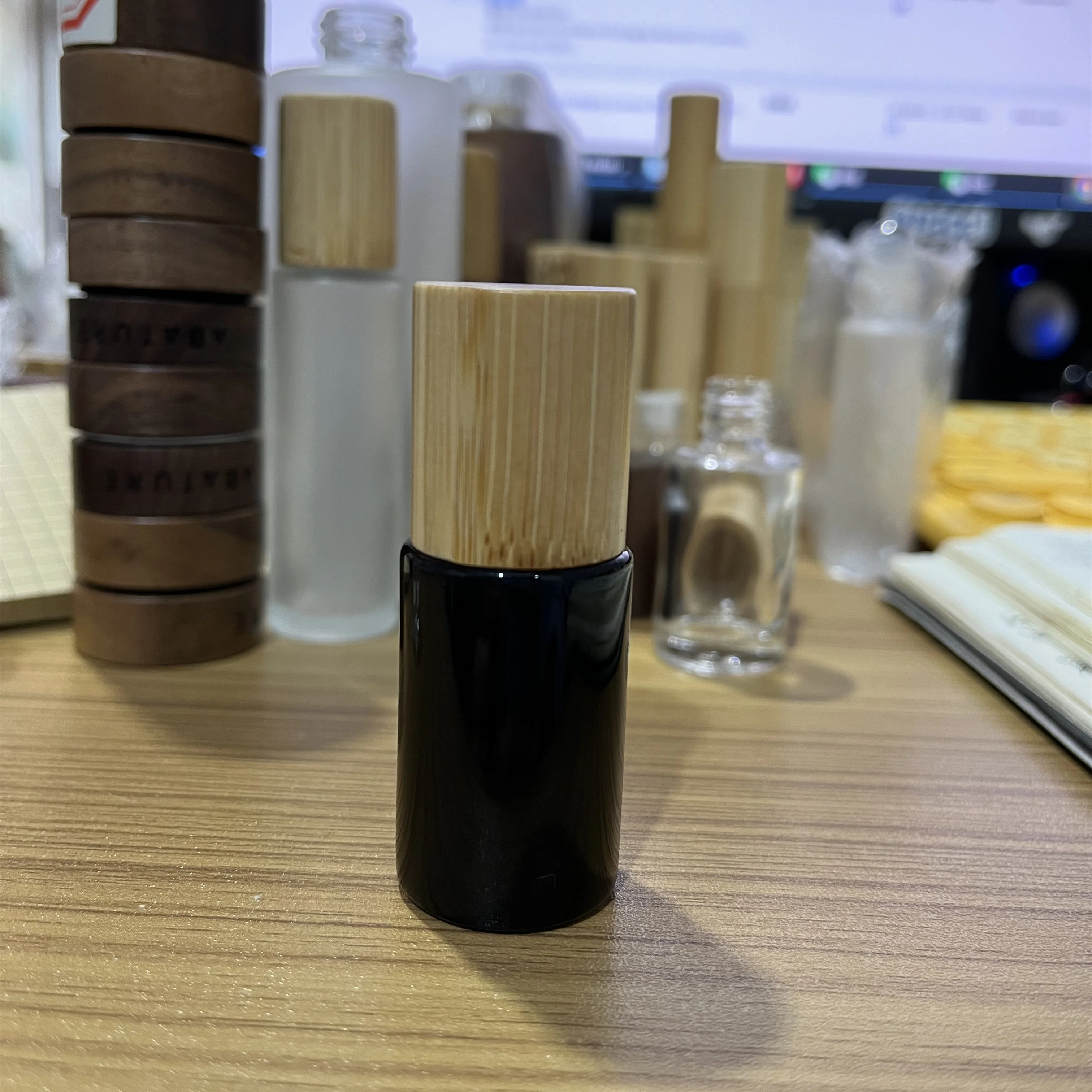 Customize Logo Bamboo Packaging Cosmetic Makeup Empty Luxury Uv Protection Black 7Ml Bamboo Lid Glass Bottle Nail Polish