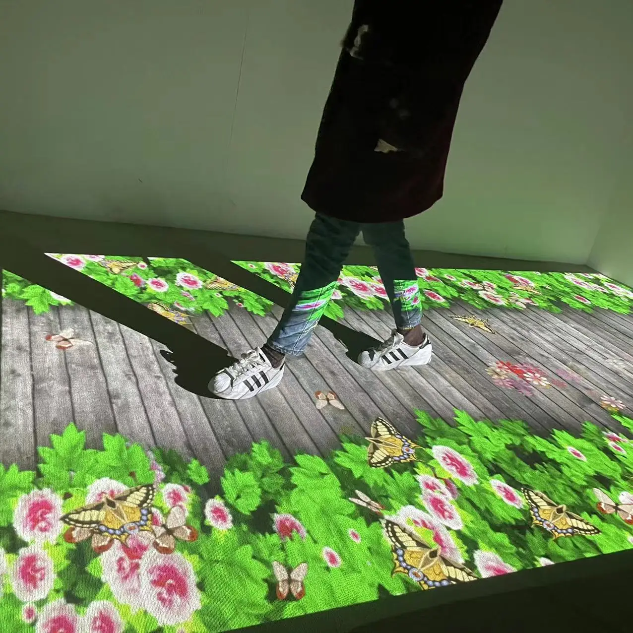 Factory Direct Alibaba Stock Price Interactive Wall and interactive floor projection