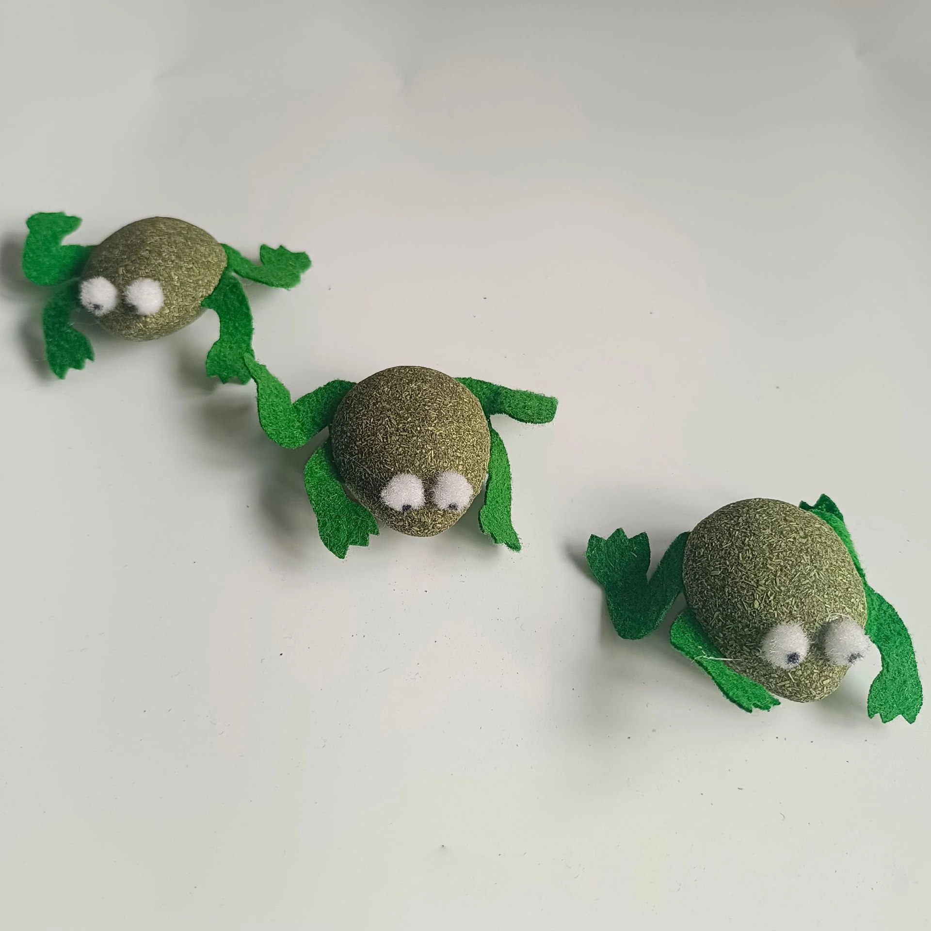 Wholesale Catnip Frog Cat Snacks Funny Cat Toys Teeth Molar Stick Teeth Cleaning Crab Ball