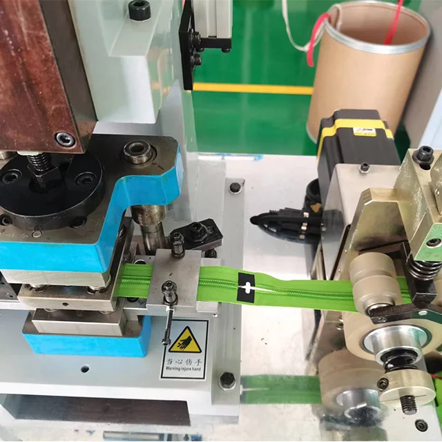 Автоматическая машина для резки нейлоновой молнии для штамповки отверстий на молнии