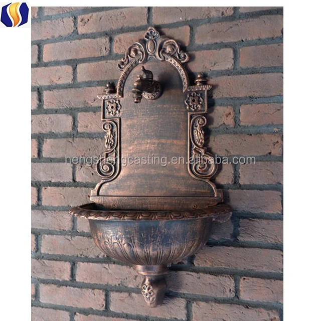 Старинный чугунный настенный фонтан