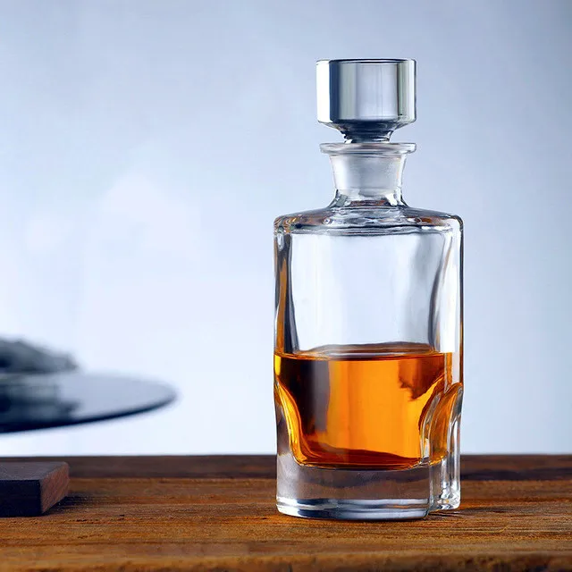 2024 High quality gift box packing unique glass whiskey decanter glass decanter with lids fancy glass decanter