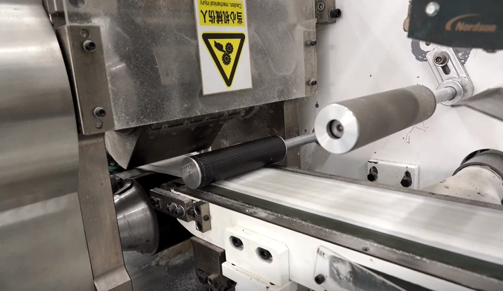 Full servo cost effective diaper making machine baby diapers production line