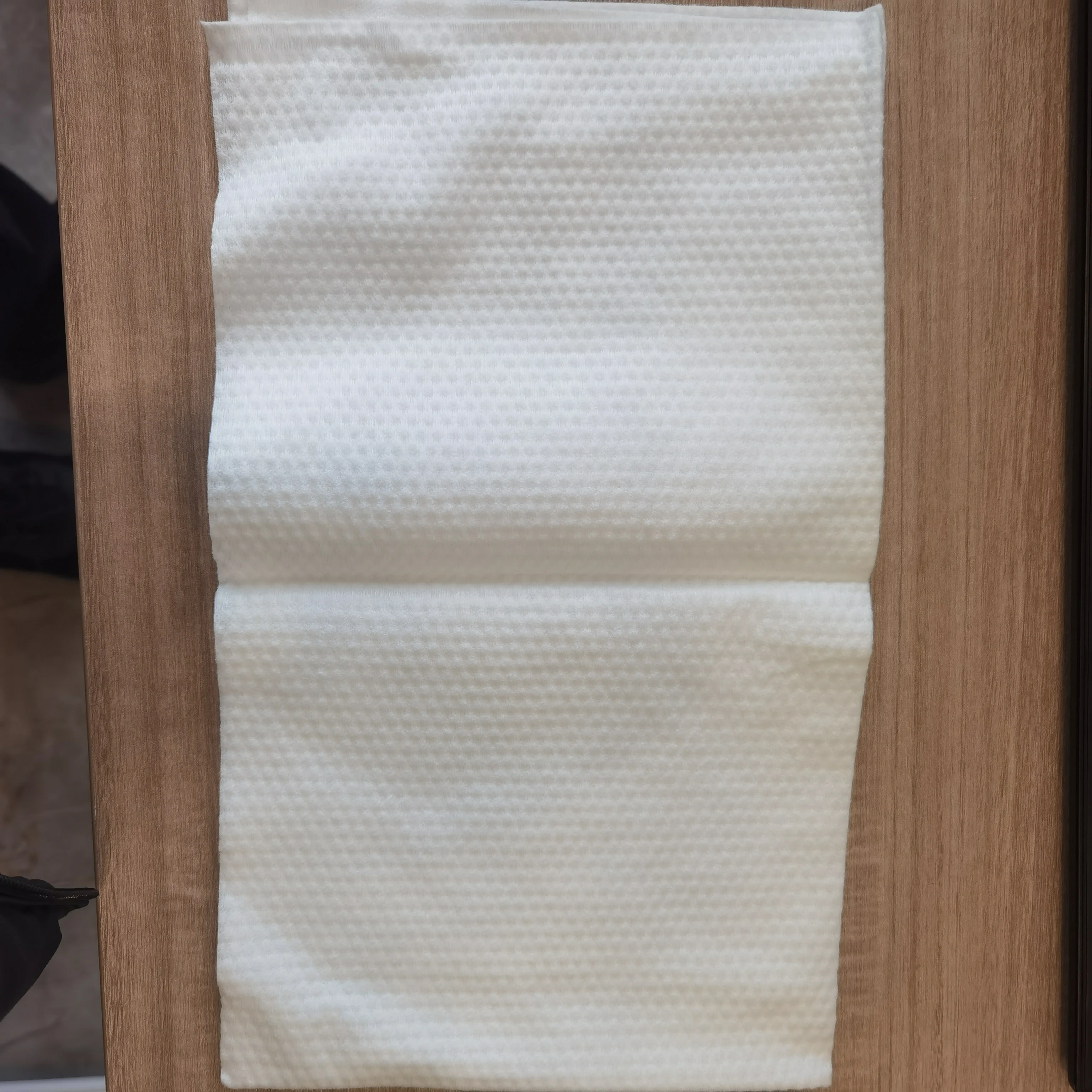 Spunlace Non Woven PP Polyethylene Viscose PET Parallel Cross Emboss Spunlace Nonwoven  Fabric Factory  for Personal Care