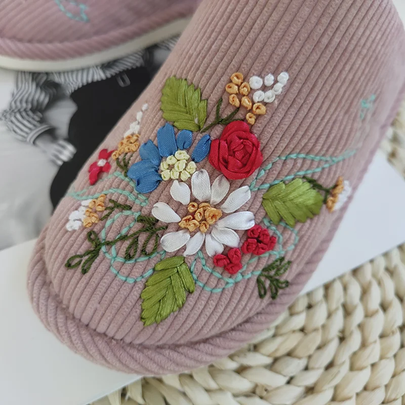 Custom luxury chinese traditional style winter warm flower embroidered slippers
