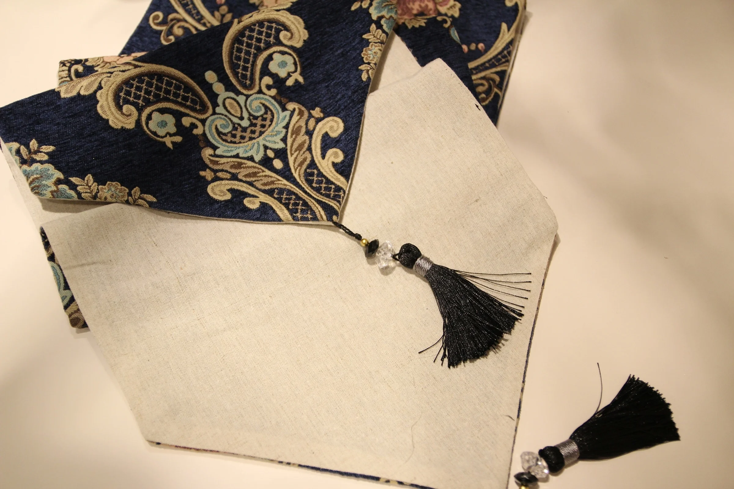 Wholesale European-style luxury yarn-dyed cloth Christmas decorative table runner for home hotel