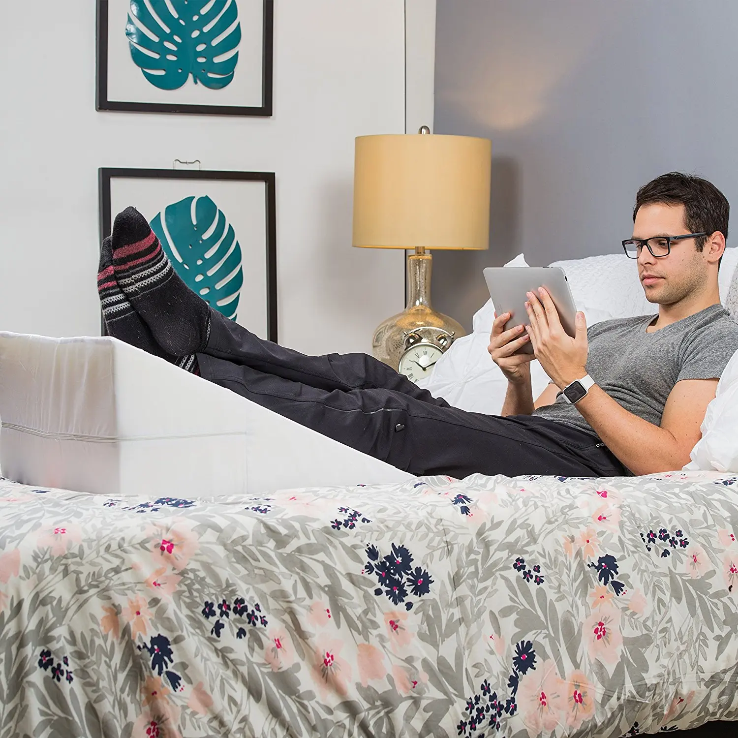 As Seen On TV Triganular Backrest Stop Snoring Contour Relief Back Pain Chiropractic Firm Wedge Elevation Angle Reading Pillow