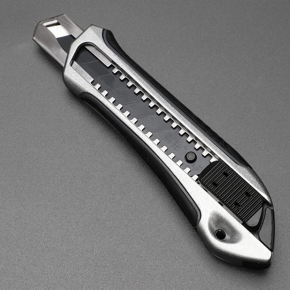 Zinc alloy tool holder for heavy duty tool knives with 0.7in wide blades