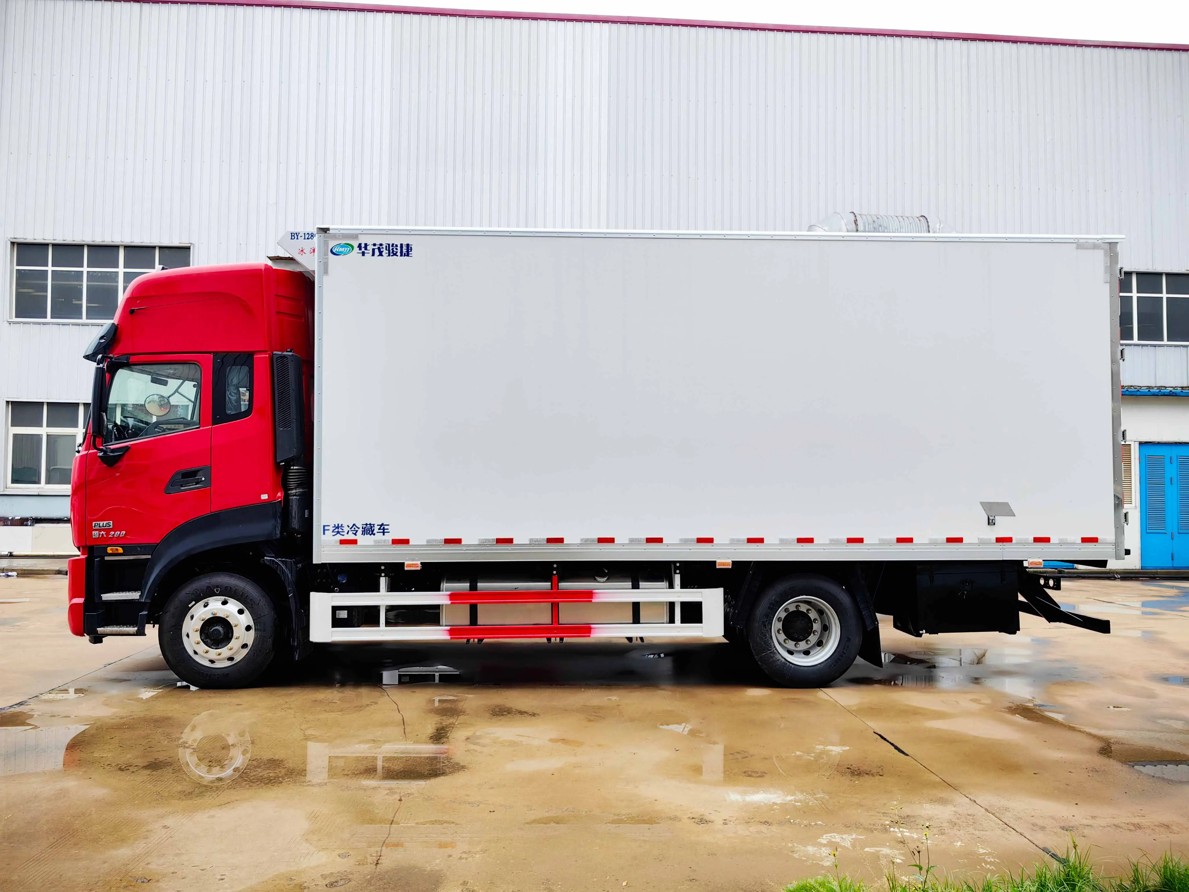 China Dongfeng 6X4400HP truck refrigerator truck refrigerator is used to transport 10 tons of fresh 5 ° C to -15 ° C food
