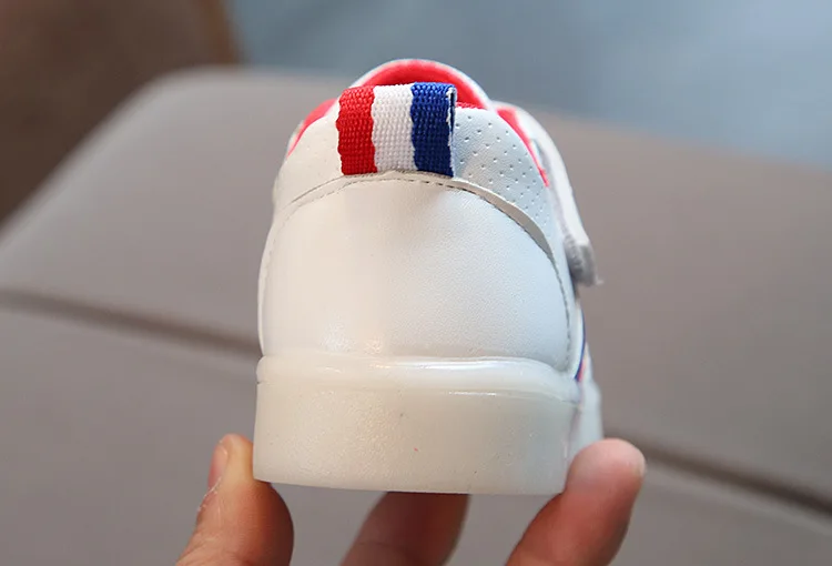 
Wholesale Children Luminous Shoes Boys Girls Stripe Sport Running Shoes Baby Lights Fashion Sneakers Toddler Kids LED Sneakers 
