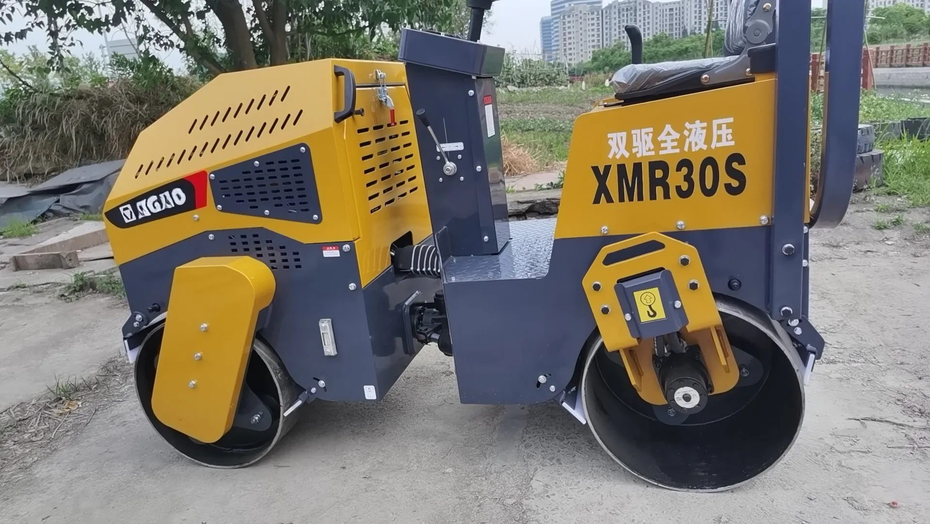 Номер модели XMR30S усилие возбуждения 27KN статическое линейное давление 148 двухбарабанного ролика и подержанных вибрационных дорожных роликов