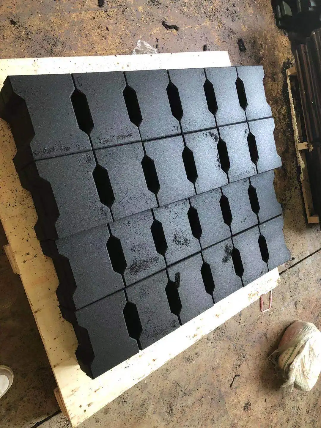 Переплетенная резиновая напольная плитка в форме собачьей кости для игровых площадок и садовых дорожек доступны индивидуальные услуги по резке формовке