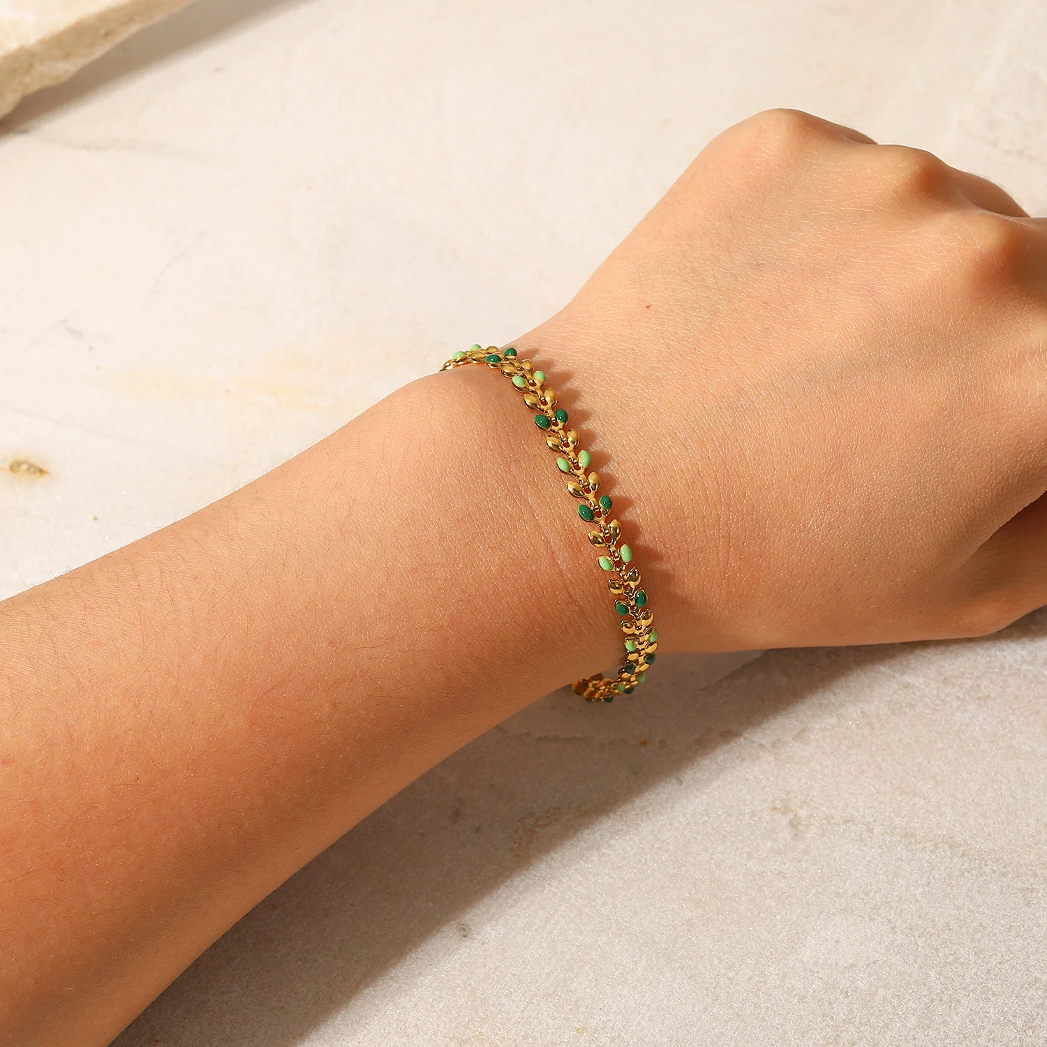 2022 fashion new stainless steel 18K gold texture light luxury Green drop olive leaf bracelet spot wholesale