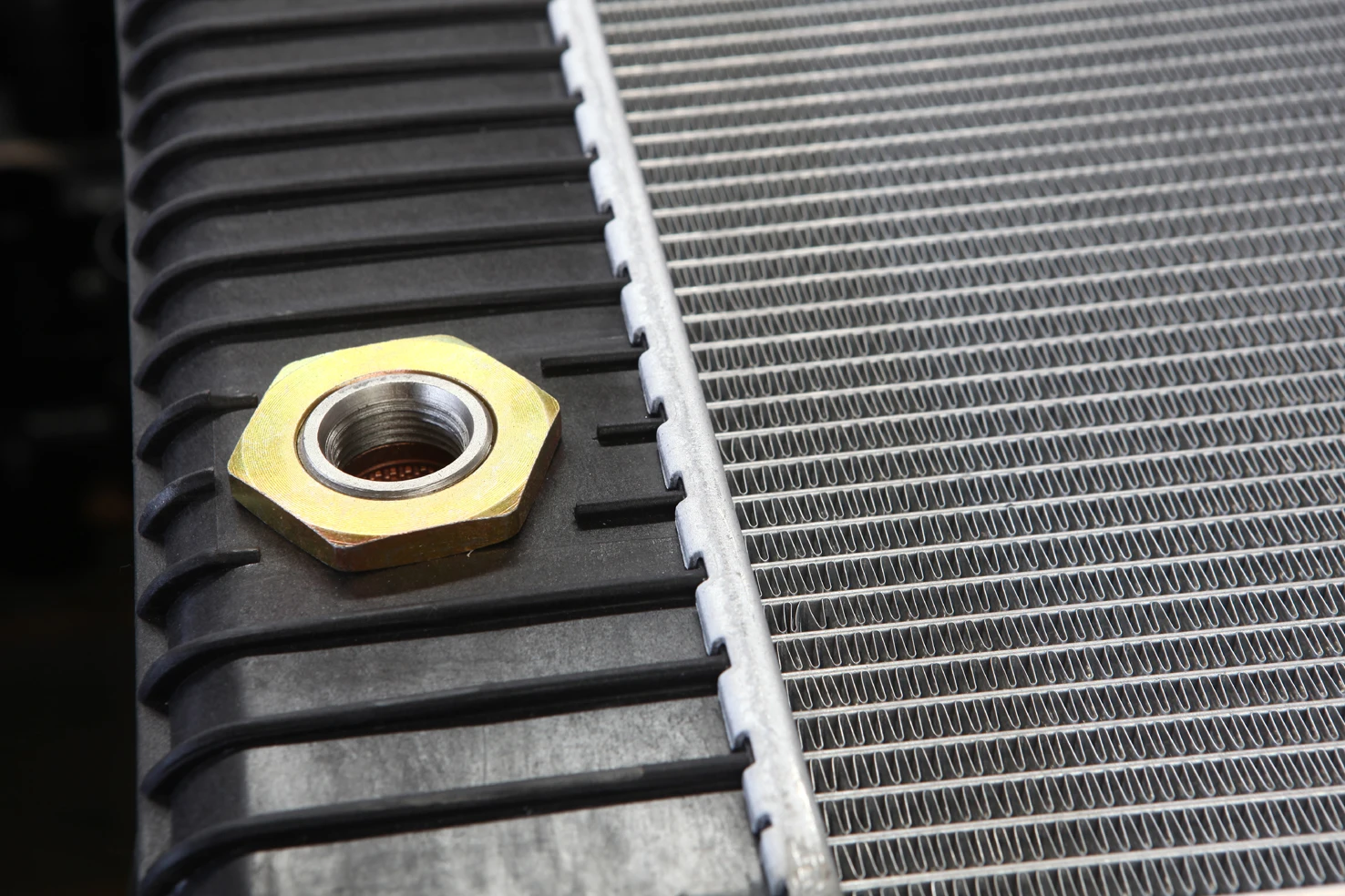 Truck Radiator for Freightliner Cascadia 2013 and newer with Cummins engines for heavy duty trucks A0530676002/A0530676004