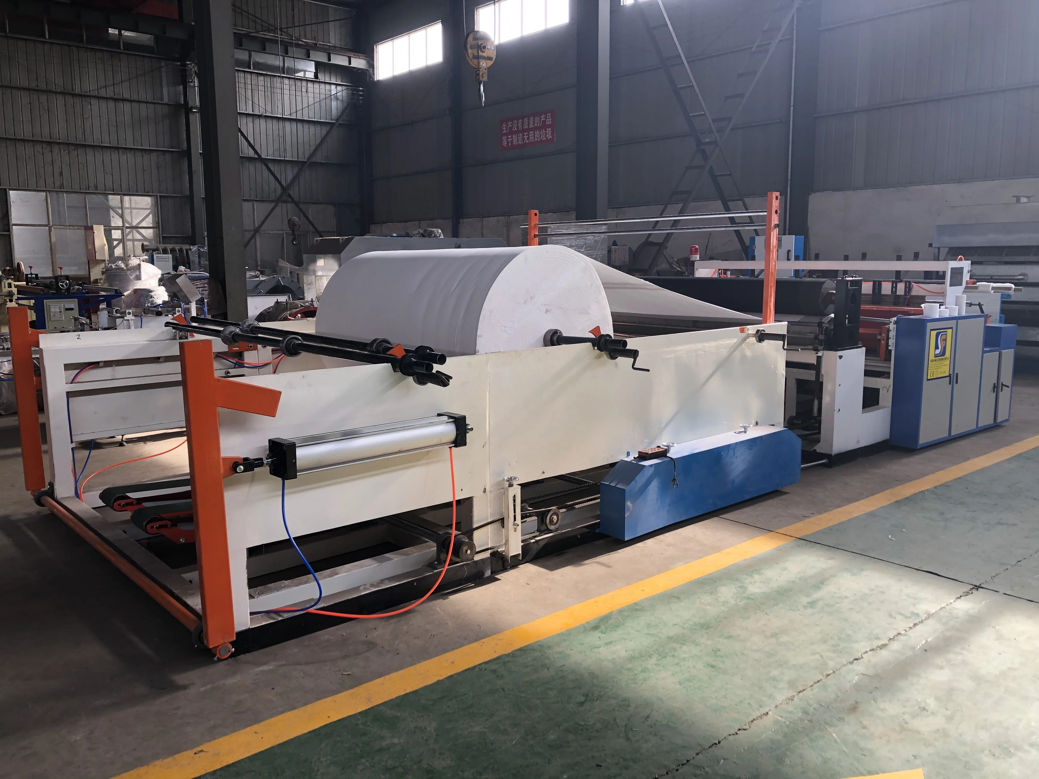 Supply High Efficiency toilet / tissue paper rewinding and cutting machine