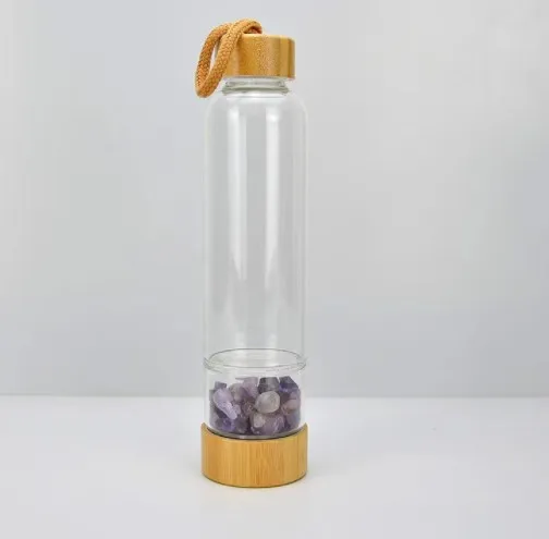 Оптовая продажа стеклянная бутылка для воды с бамбуковой крышкой натуральными кристаллами