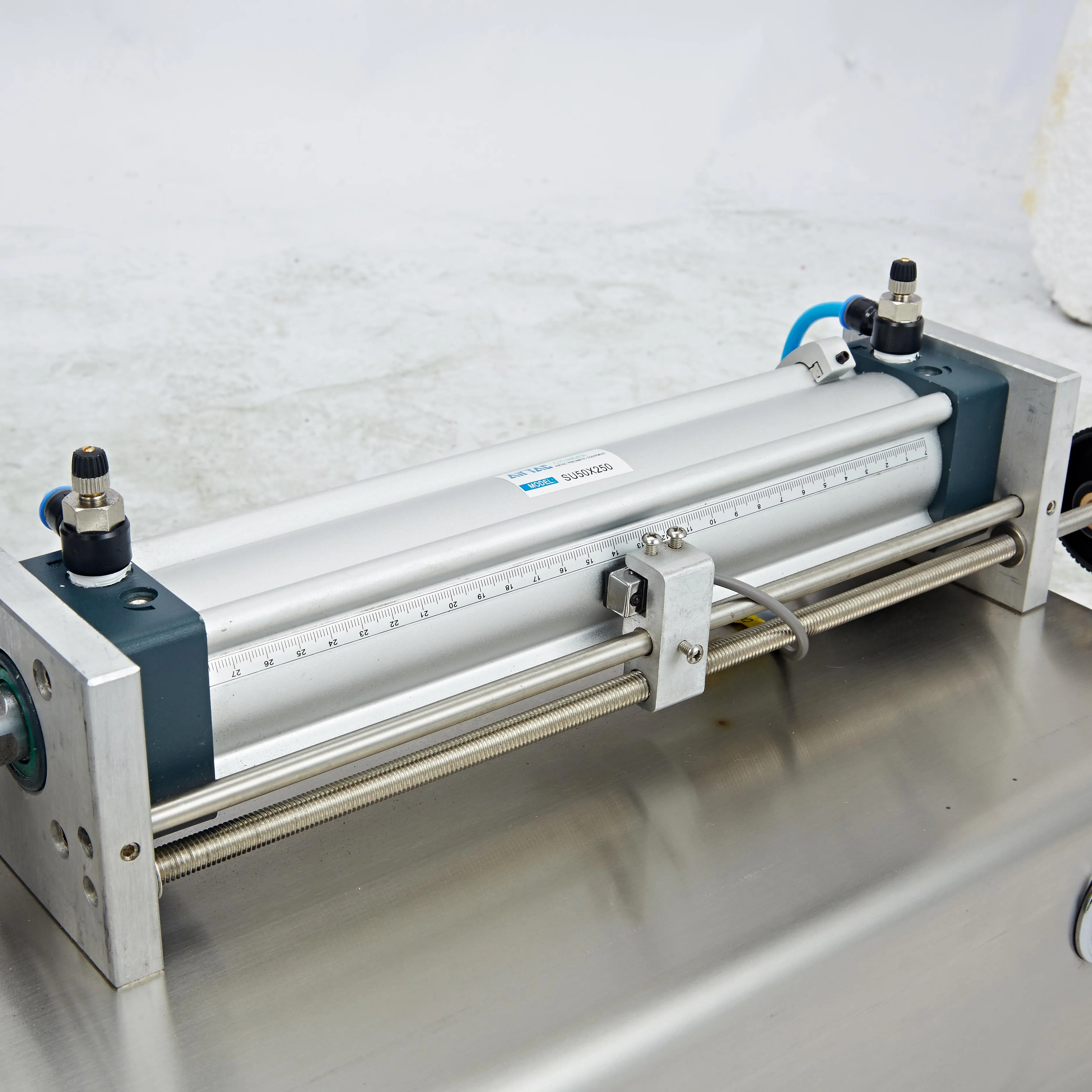 Small semi-automaticCheap Price Semi-automatic Cosmetic Cream Lotion face cream shampoo Filling Machine