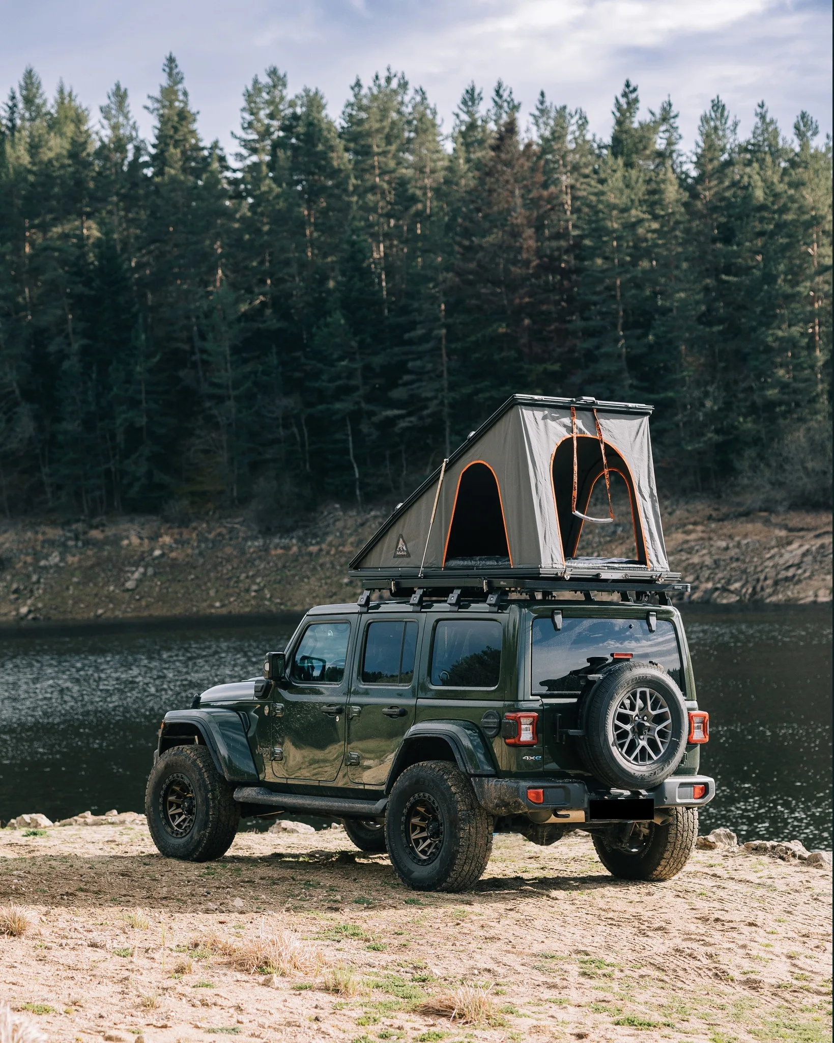 3-4 Person Aluminium Roof Top Triangle Camping SUV Car Insulated Cover Lightweight With Clamshell Hard Shell Rooftop tents