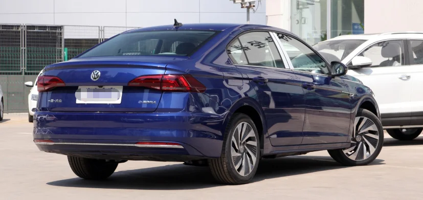 High-speed adult electric cars selling 4 doors and 5 seats in China