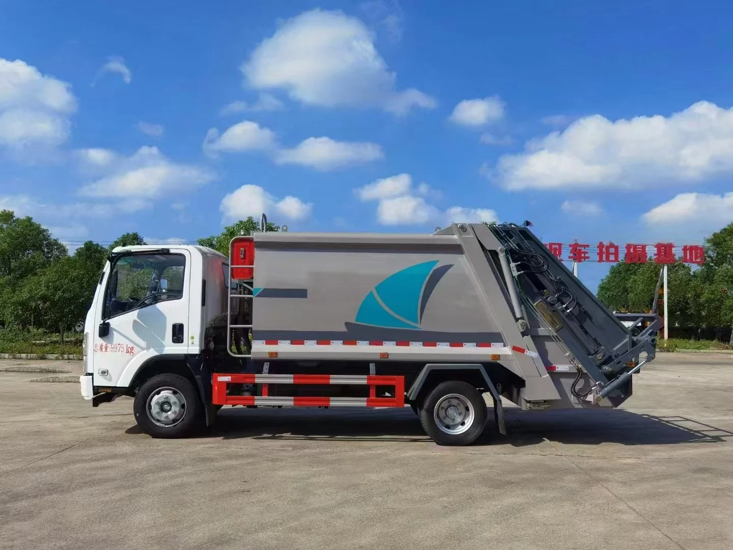 Factory direct sale Isuzu 9cubic meters garbage compression truck for garbage collection and transportation