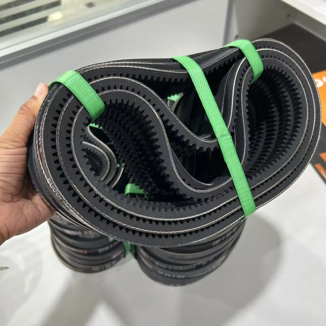 AV10 Engine Teeth 9.5X835La Rubber V-Belt Customizable OEM V-Belts for Automotive