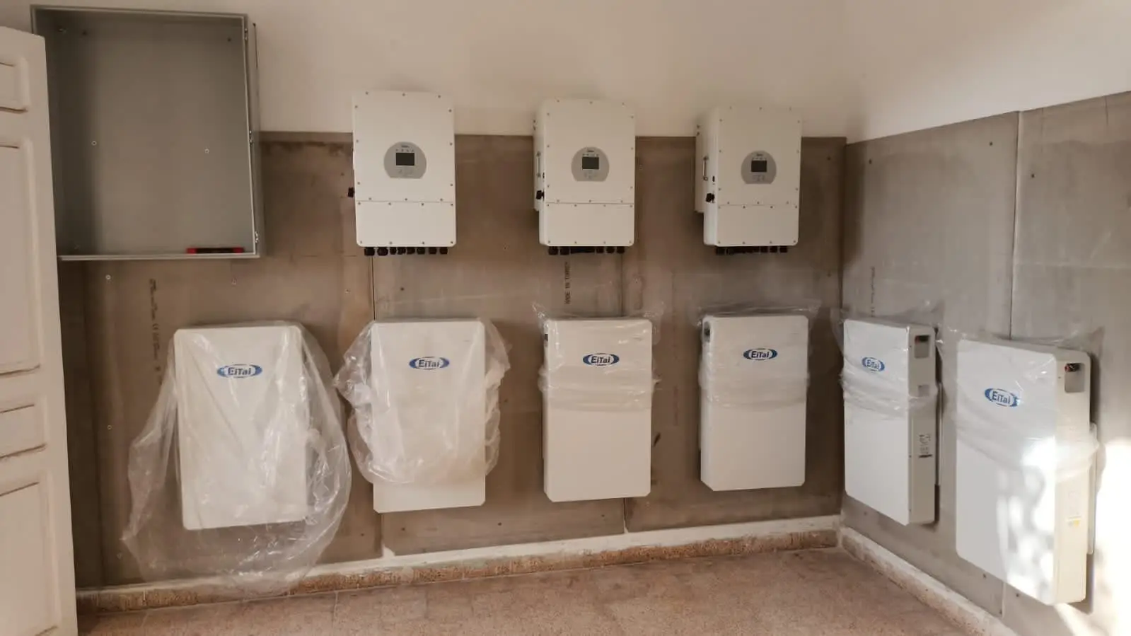 DEYE Good Quality SUN-30K-SG01HP3-EU-BM3 20kW 30kW 40kW 50kW Three Phase High Voltage Hybrid Solar Inverter With Certificated