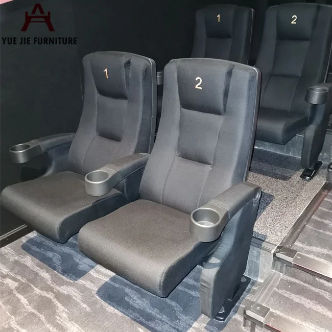 Черный стул из искусственной кожи для