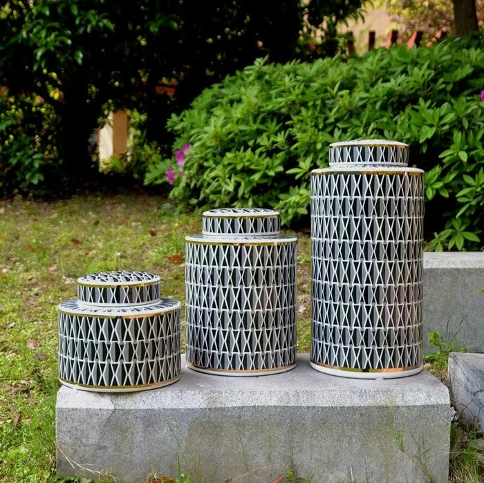 Small size chinese modern style black and white ceramic storage jars for home decor