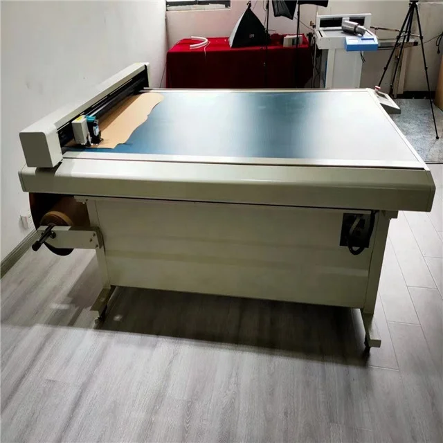 Плоттер для рисования и резки одежды