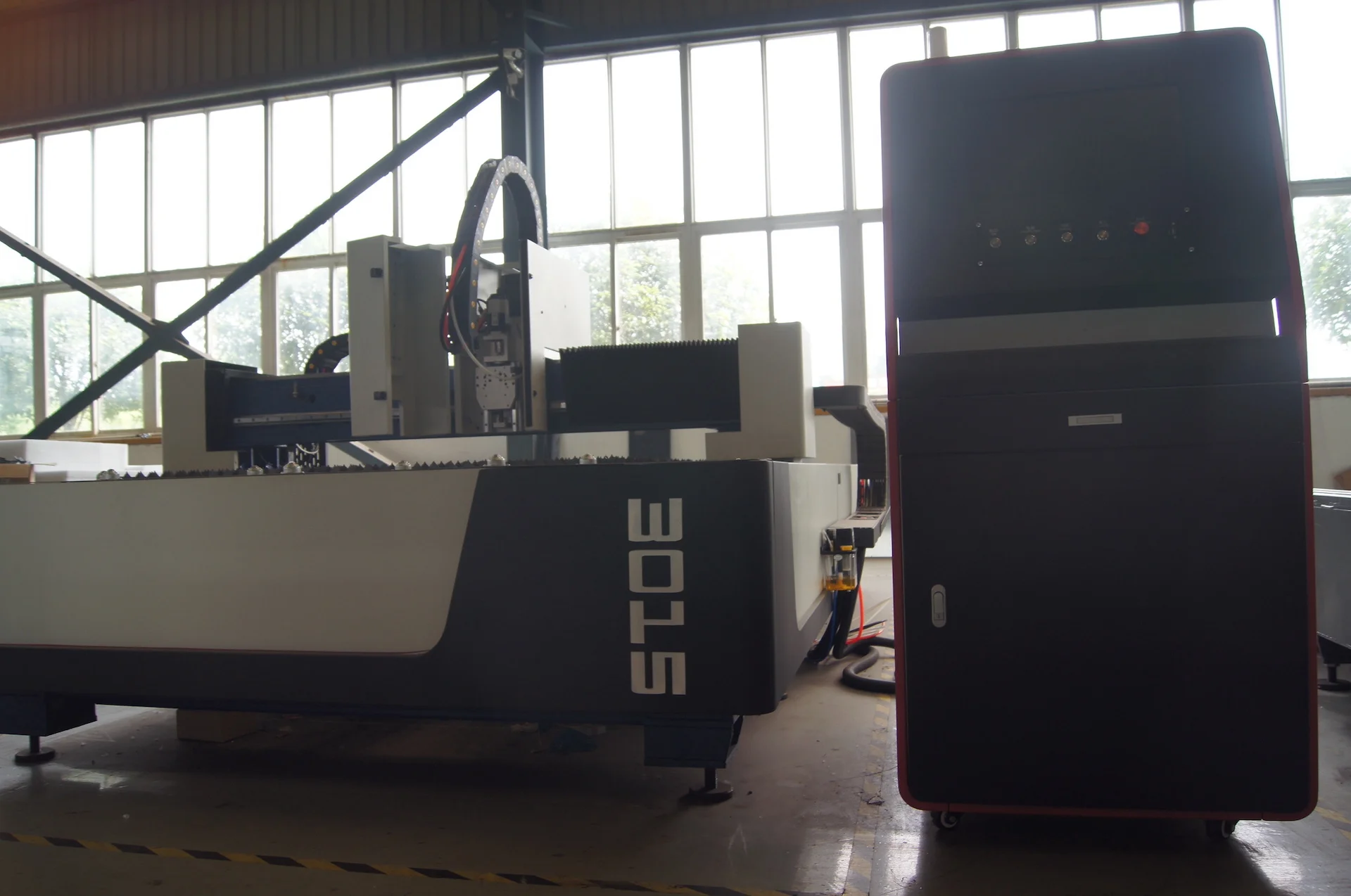 Automatic exchange 1500*3000 mm fiber laser cutting machine